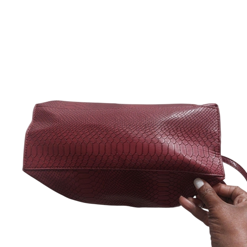 👜 Banana Republic Red and Silver Crossbody Tote with Circular Handle - Picture 4 of 5